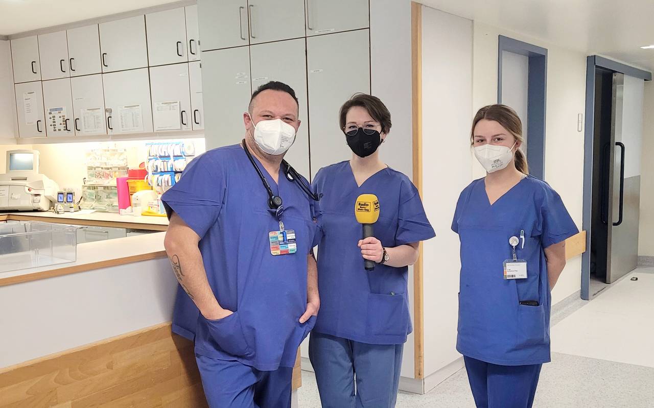 Intensiv-Pfleger Carlos, RBRS-Reporterin Rebecca und Auszubildende Céline in ihrer Arbeitskleidung