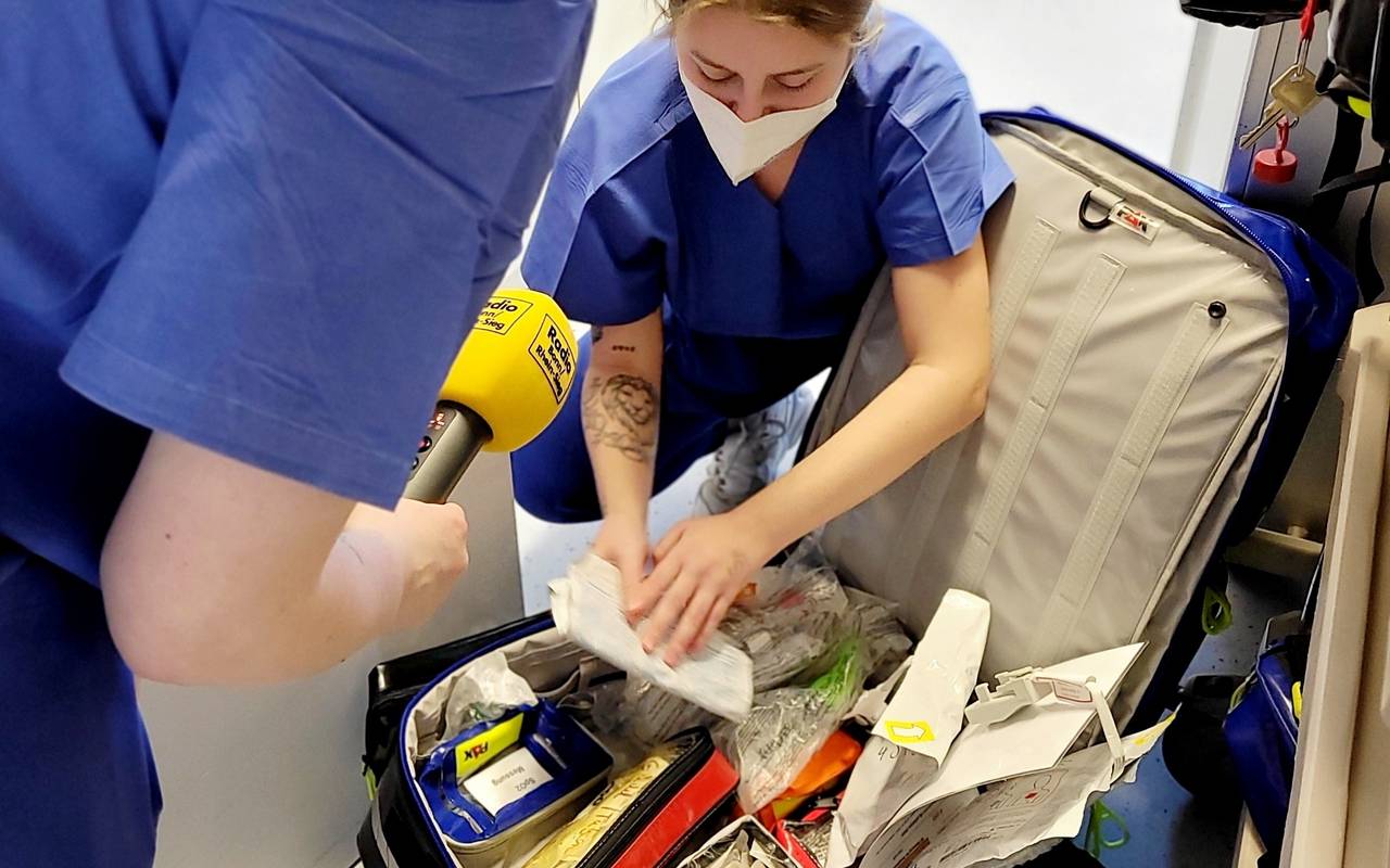 Céline zeigt den blauen Kinder-Notfall-Rucksack