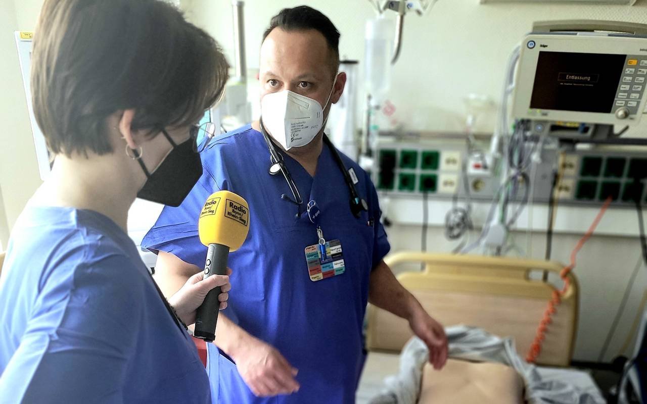 Carlos erklärt die Reanimations-Puppe