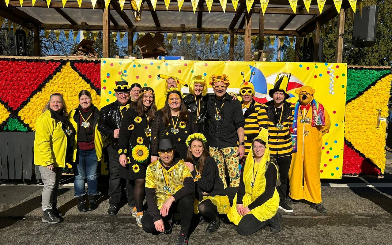 Das RBRS-Team vor dem Karnevalswagen