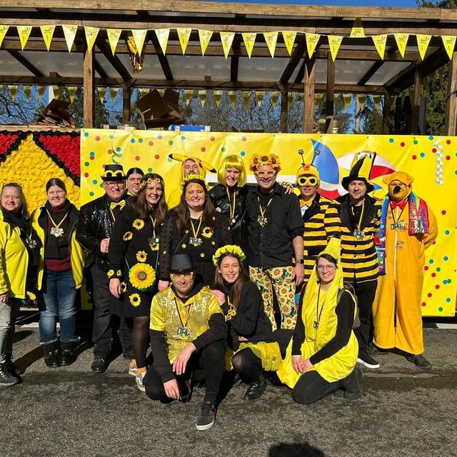 Das RBRS-Team vor dem Karnevalswagen