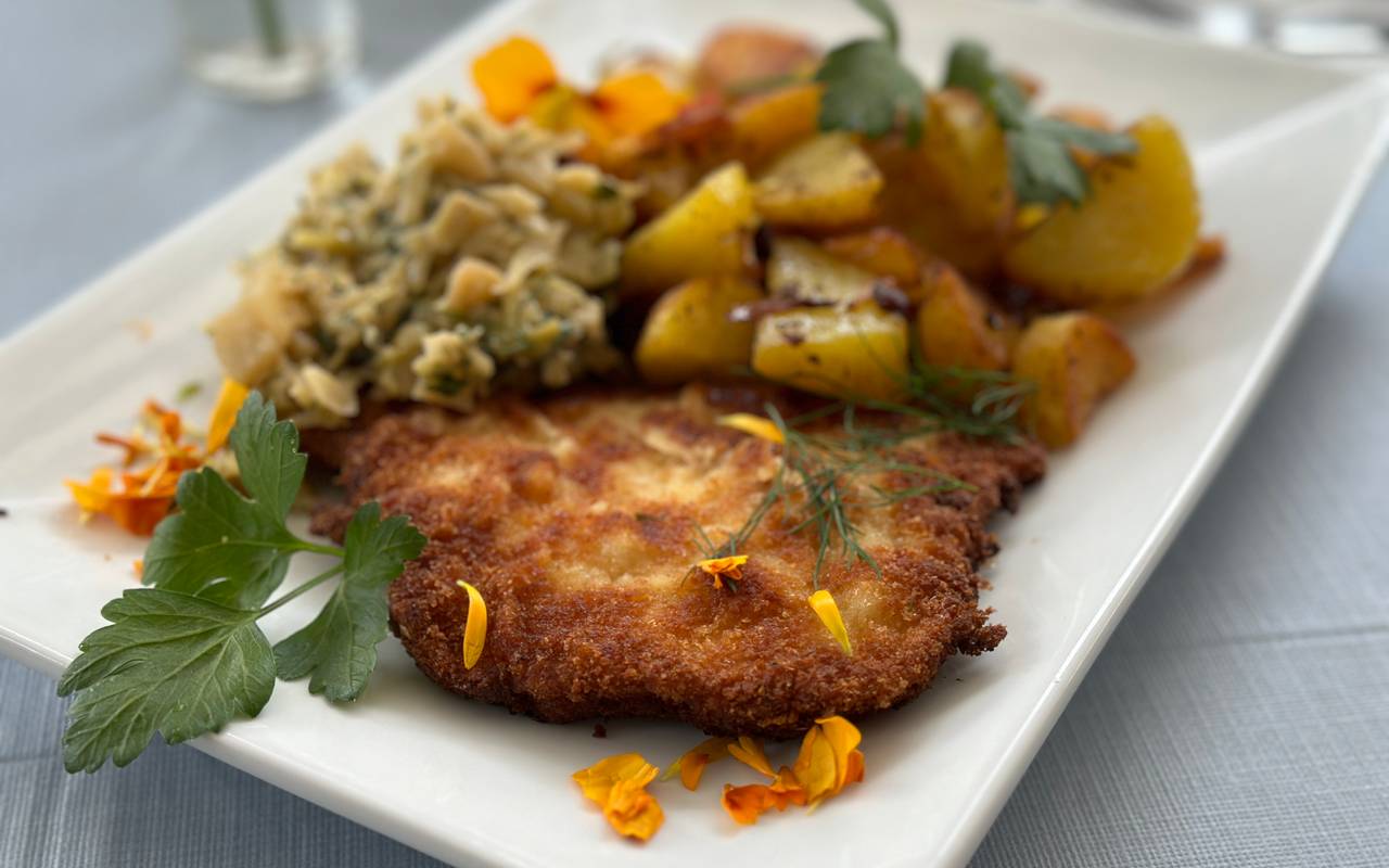 Schnitzel mit Bratkartoffeln und Kohl