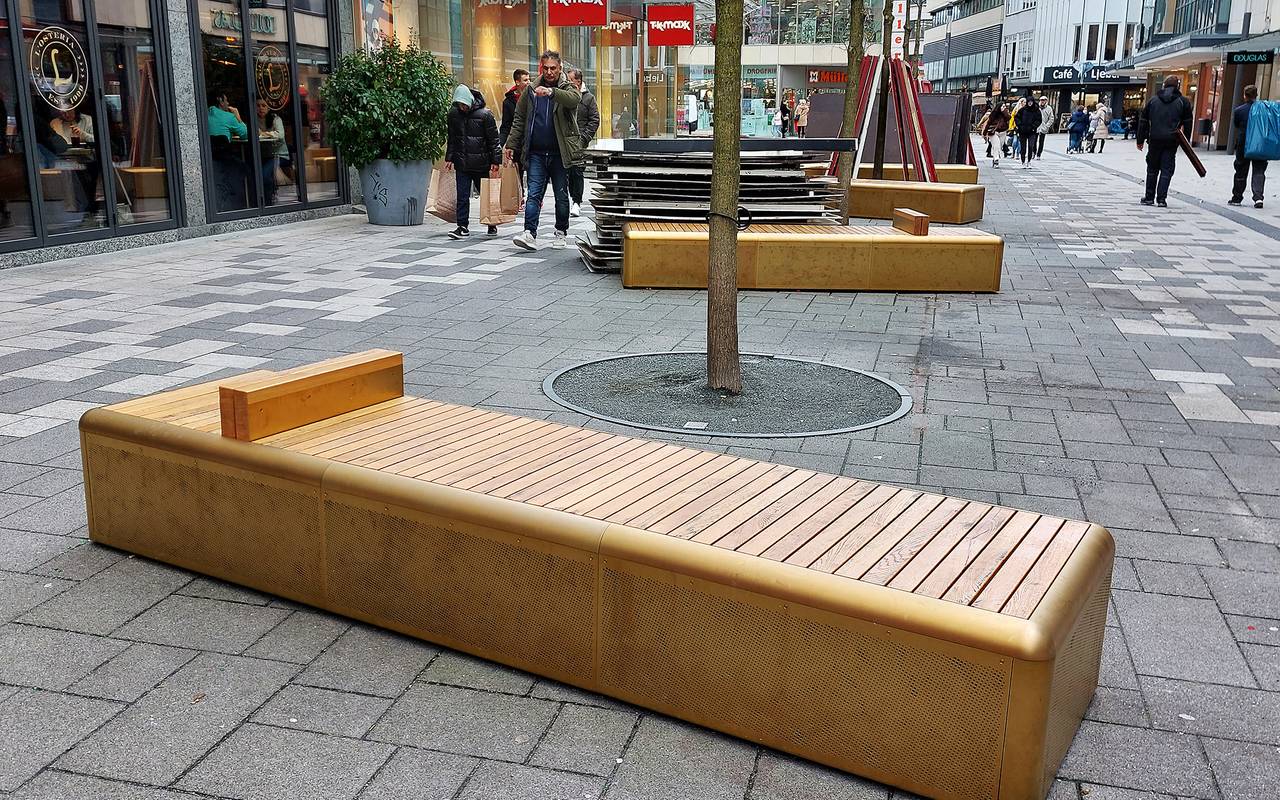 Eine goldene Bank in der Innenstadt von Wuppertal ist zu sehen.