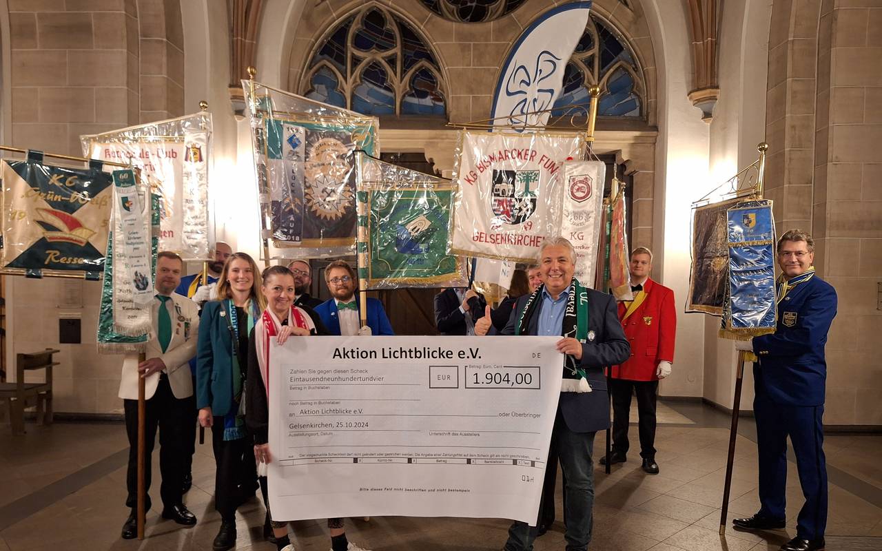 Prinz Thorsten I. aus Gelsenkirchen übergibt 1.904 Euro an die Aktion Lichtblicke.