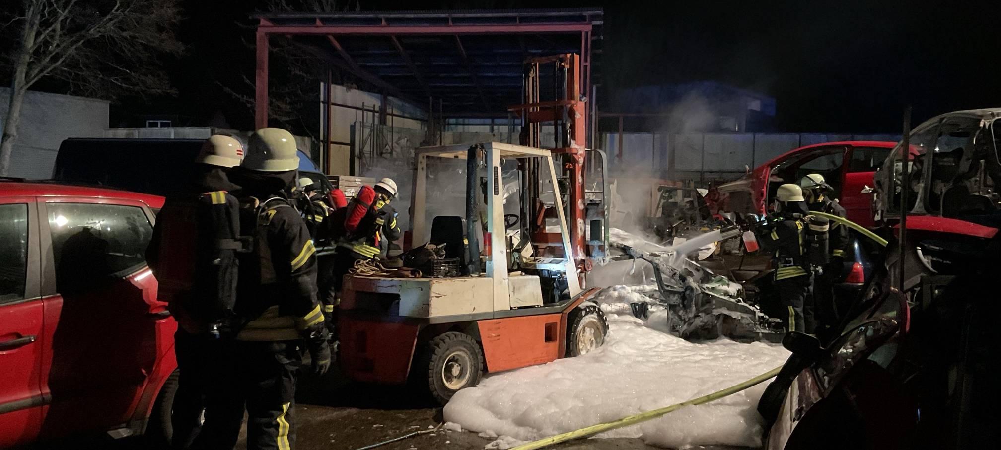 Feuer bei einem Autoverwerter in Bonn-Beuel