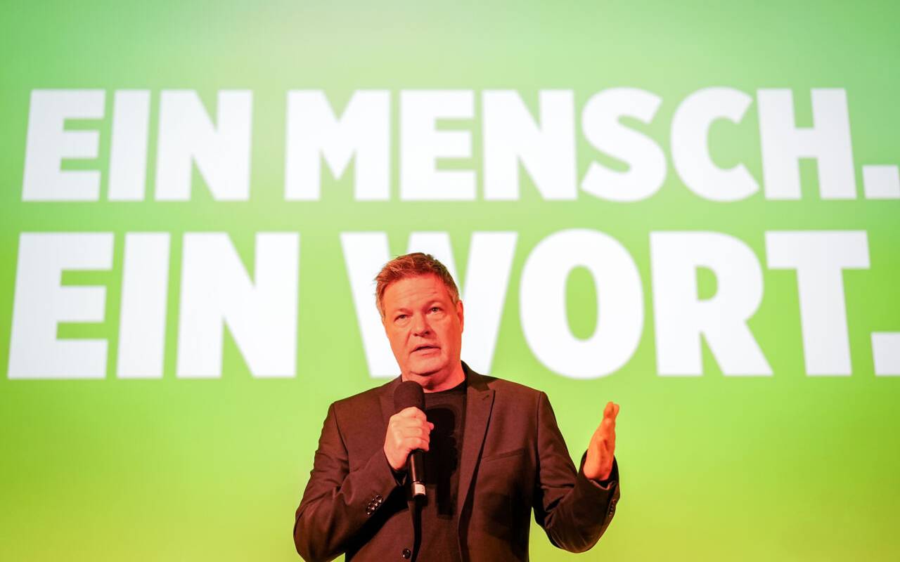 Grüne-Spitzenkandidat Robert Habeck steht vor dem Slogan "Ein Mensch, Ein Wort".