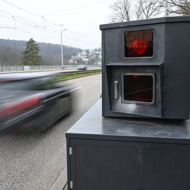 Ein Auto fährt auf einer Zufahrtsstraße zur Innenstadt von Stuttgart an einem Blitzer zur Geschwindigkeitskontrolle vorbei.