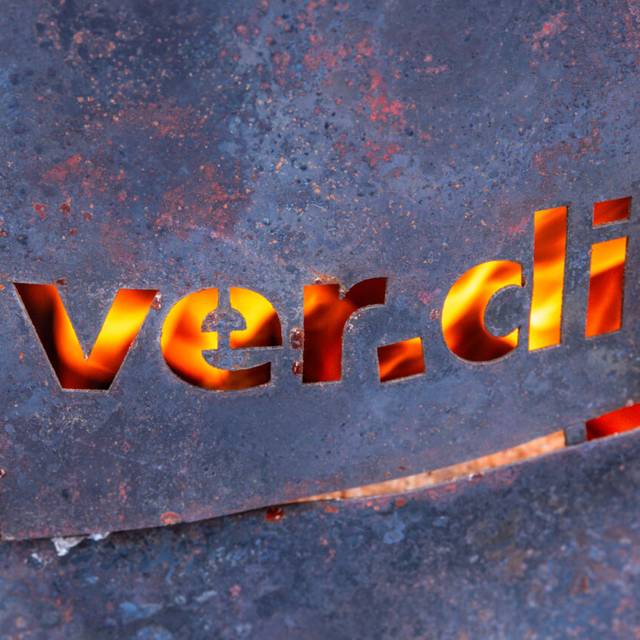 Das Logo von der Gewerkschaft ver.di ist zu erkennen