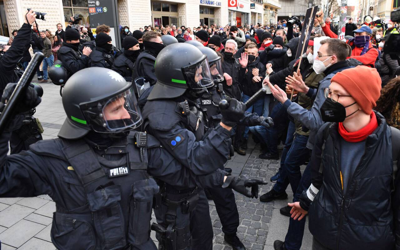 Polizeibeamte stehen Demonstranten gegenüber. Es kommt zu Gewaltszenen.