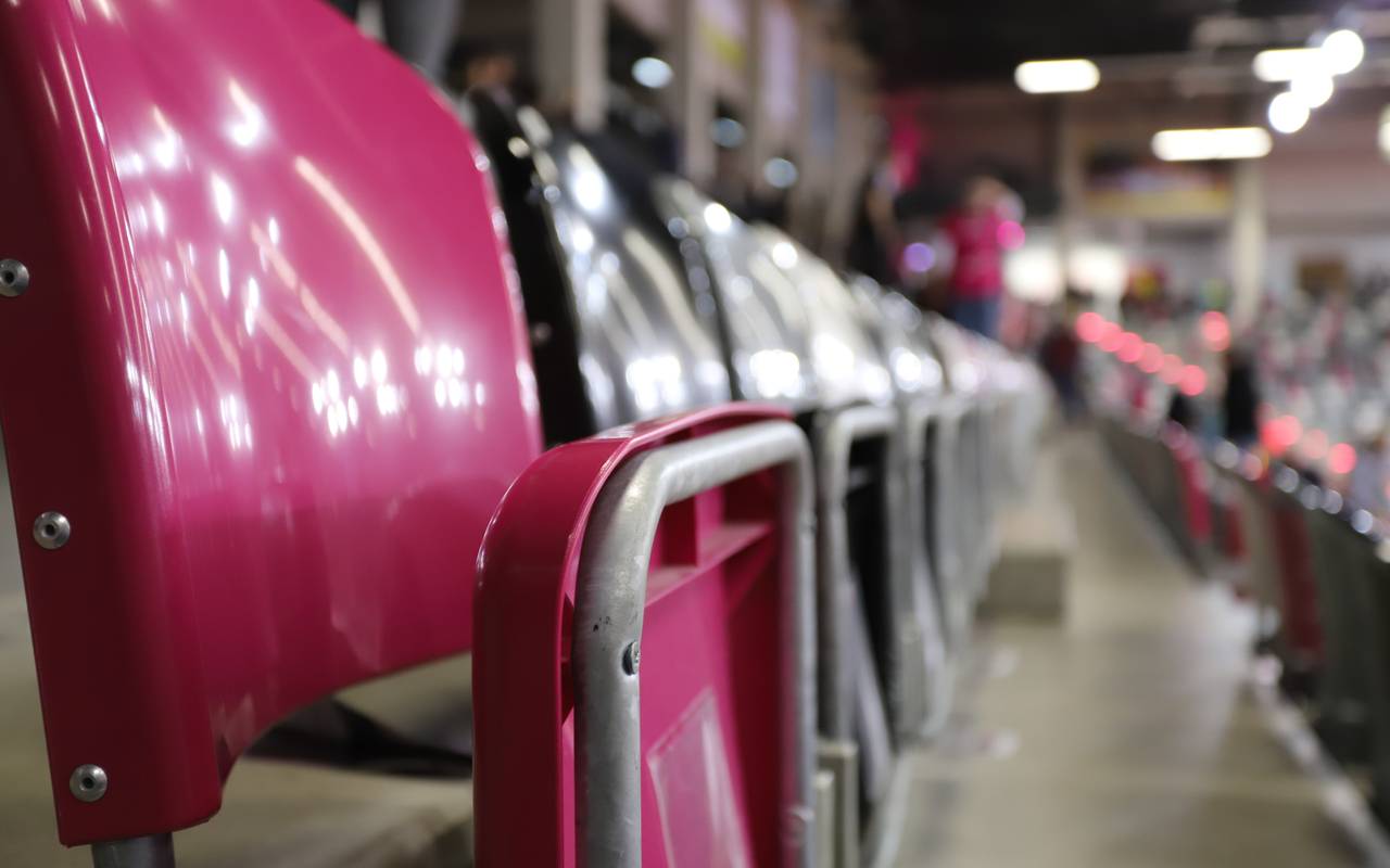 Stadionsstuhl in Magenta nach hinten unscharf