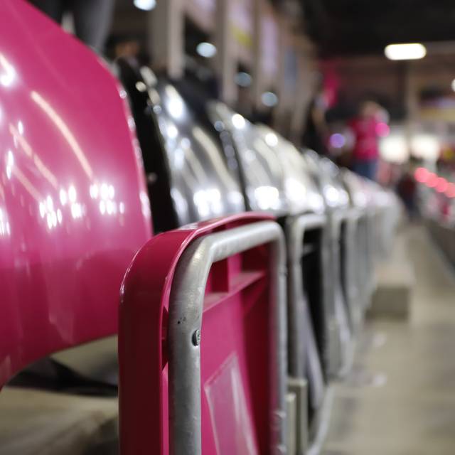 Stadionsstuhl in Magenta nach hinten unscharf