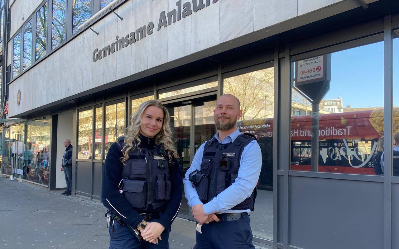Lena Lennartz und Gerrit Voigtsberger sind für das Ordnungsamt in Aachen angestellt. Seit einem halben Jahr sind sie zu ihrem Schutz auch mit Bodycams ausgestattet.