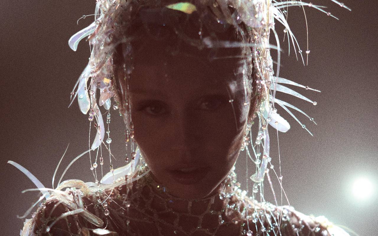 Miley Cyrus enthüllt ihre neue Single "End Of The World" aus dem kommenden Album "Something Beautiful". Hier zu hören im besten Mix.