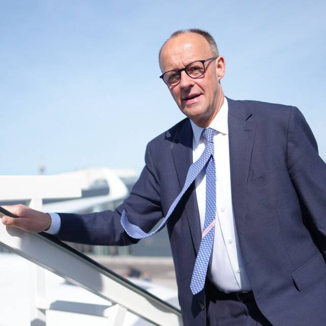 Bundeskanzler Friedrich Merz (CDU) steigt in das Flugzeug der Flugbereitschaft
