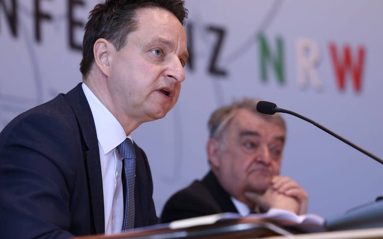 Jürgen Kayser (l), Leiter des Verfassungsschutzes Nordrhein-Westfalen, und Herbert Reul (CDU), Innenminister von Nordrhein-Westfalen, während einer Pressekonferenz zur Vorstellung des Verfassungsschutzberichtes 2022.