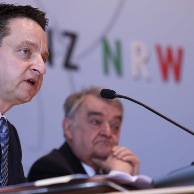 Jürgen Kayser (l), Leiter des Verfassungsschutzes Nordrhein-Westfalen, und Herbert Reul (CDU), Innenminister von Nordrhein-Westfalen, während einer Pressekonferenz zur Vorstellung des Verfassungsschutzberichtes 2022.