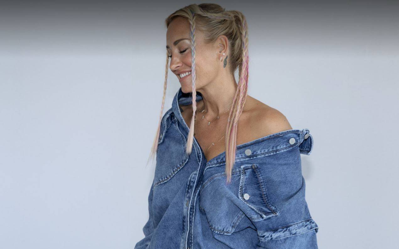 Sarah Connor lächelt bei einem Fotoshooting