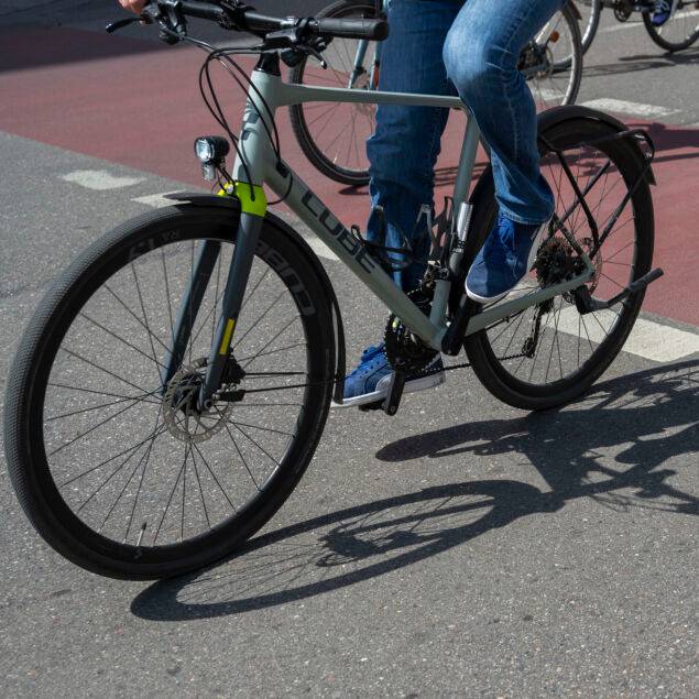 Radler fahren über die Leopoldstraße. Mehrere tausend Menschen nahmen unter dem Motto «Einfach aufsteigen, sicher ankommen – Radinfrastruktur in Autobahn-Qualität!» an der ADFC-Radsternfahrt teil, die durch weite Teile Münchens führte.