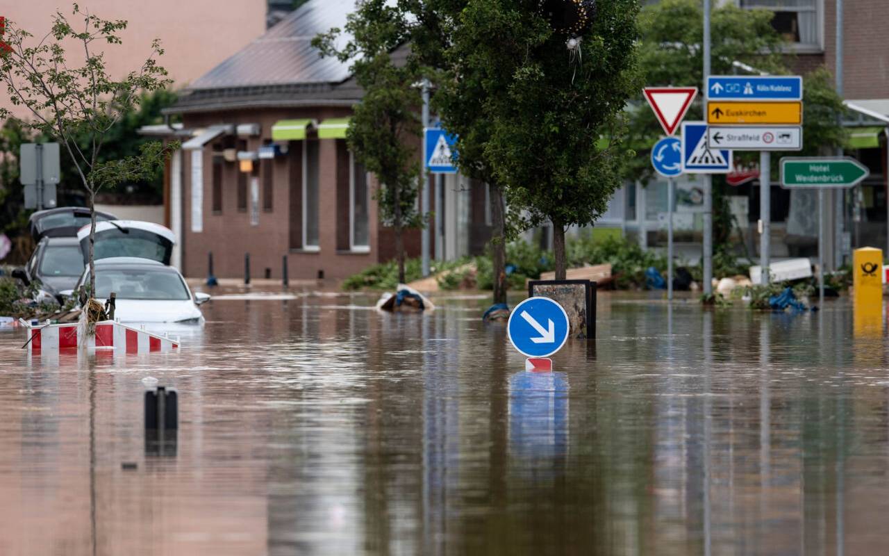Straßen im Ortsteil Heimerzheim sind überflutet. 2021 wurde Nordrhein-Westfalen von einer Flutkatastrophe heimgesucht.