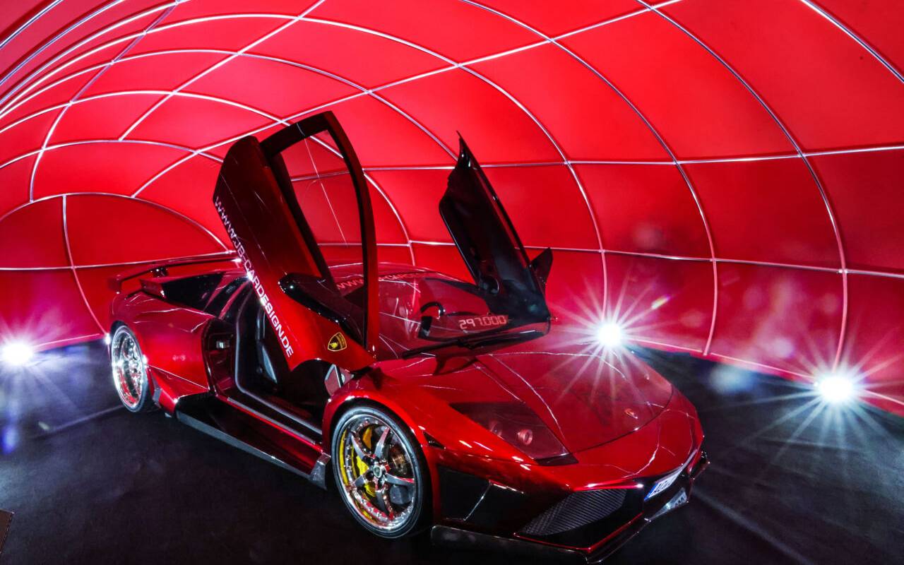 Ein Lamborghini Murcielago steht in einem Zelt der Tuningmesse "Essen Motor Show".