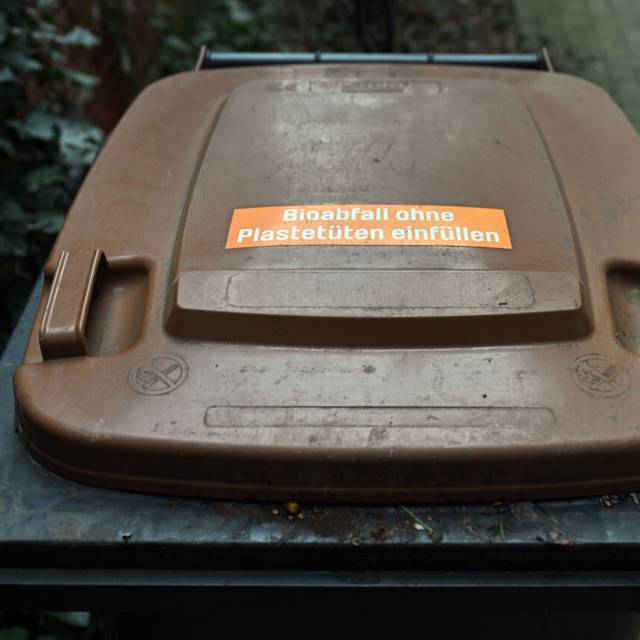 Eine Biotonne steht vor einem Wohnhaus. Vor allem in den größeren Städten Thüringens gehört die Biotonne schon länger zum Stadtbild. Doch es gibt auch Kommunen im Freistaat, die auf andere Entsorgungsmodelle setzen. Dem Landesamt für Umwelt, Bergbau und Naturschutz zufolge stieg die über die Biotonne entsorgte Abfallmenge in Thüringen auf rund 83.000 Tonnen im Jahr 2021 an.