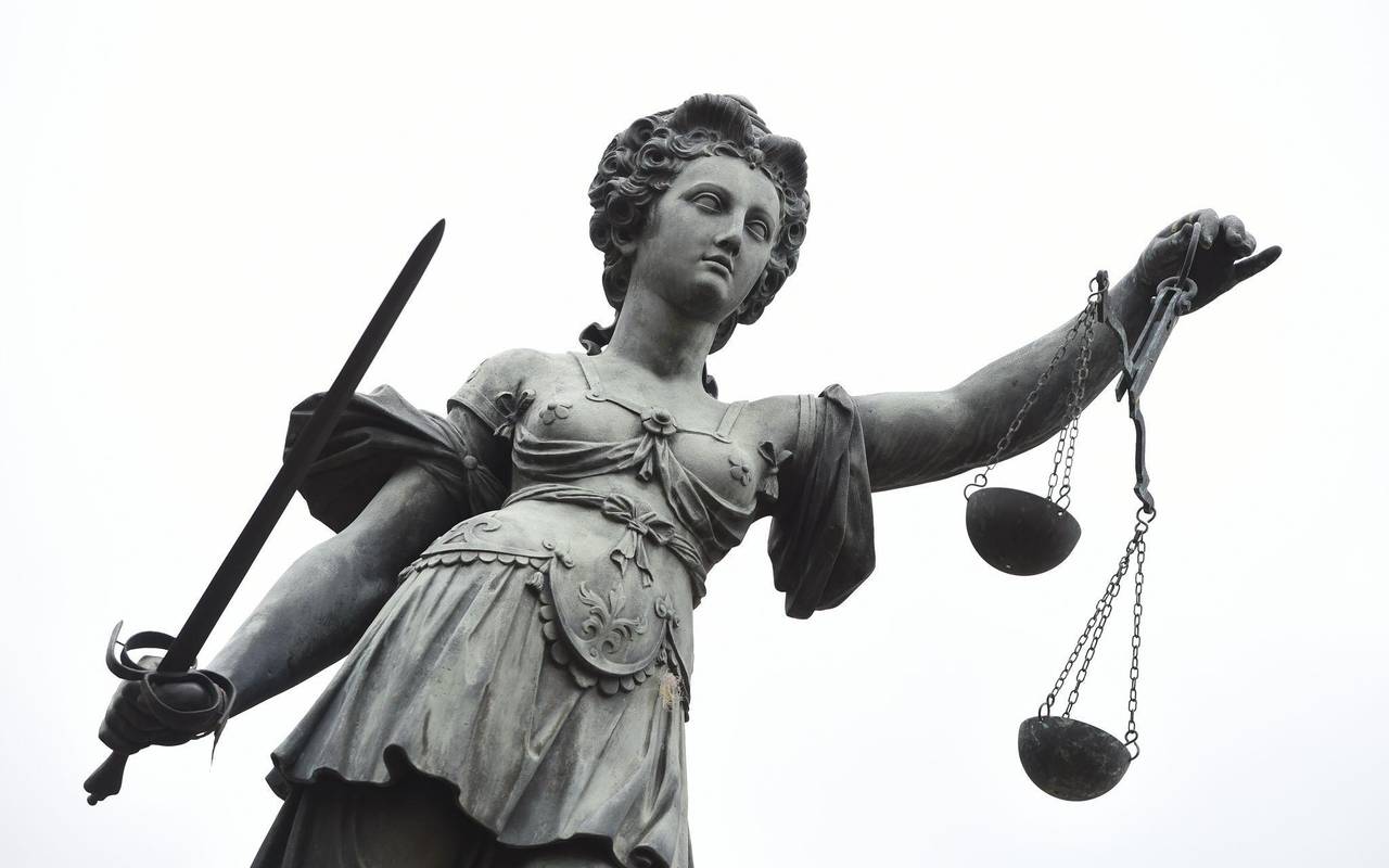 Eine Bronzestatue der Justitia in Frankfurt am Main