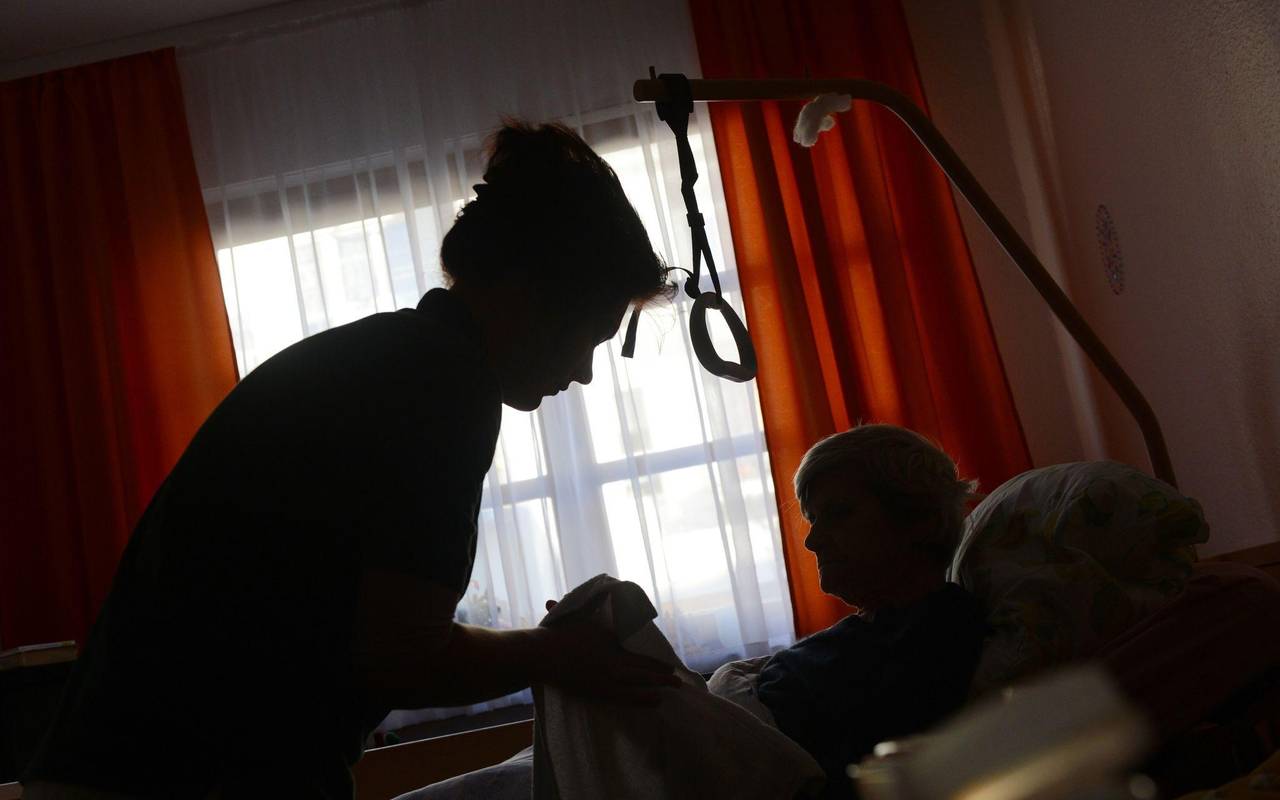Pflegerin kümmert sich um eine Seniorin