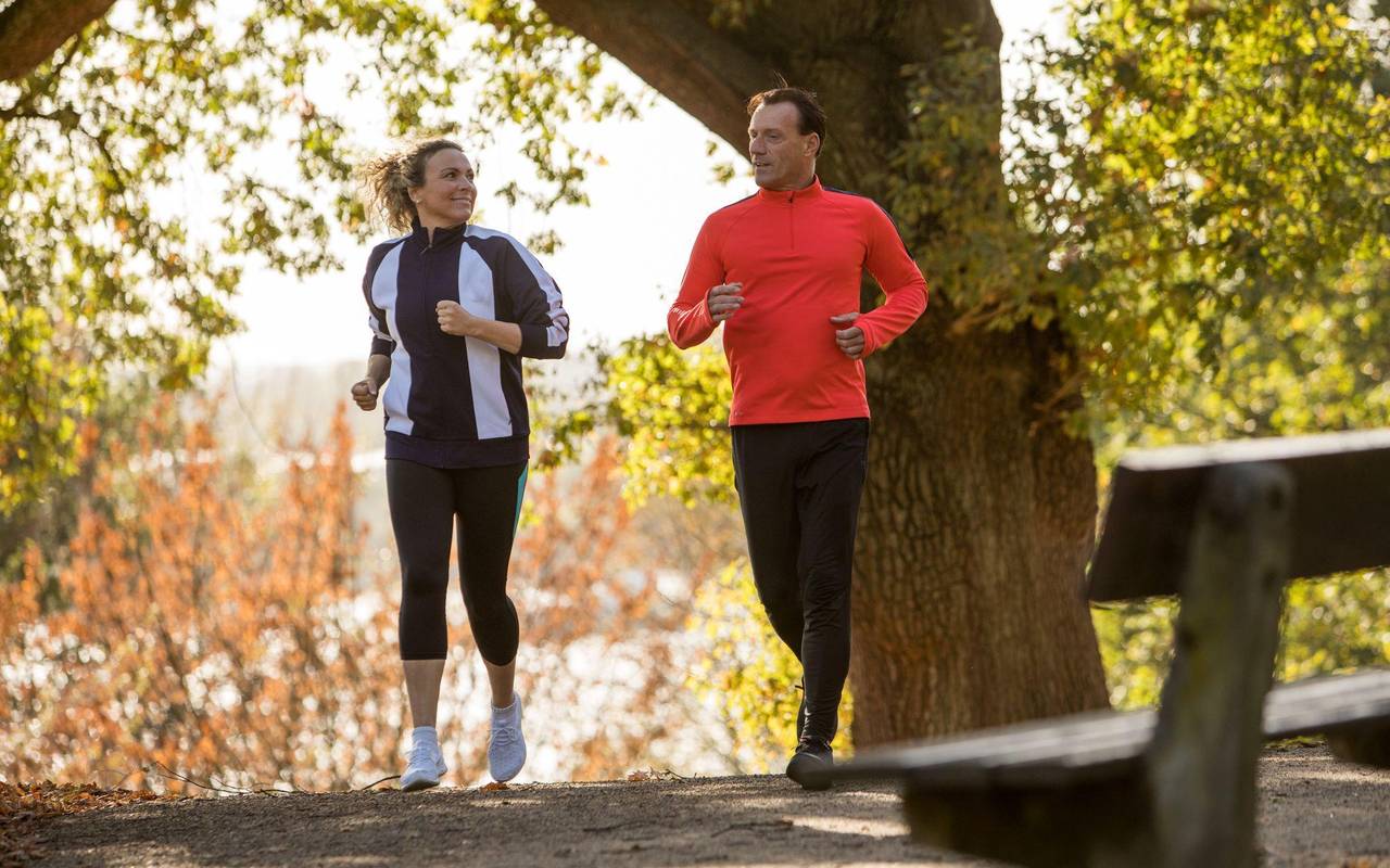 Zwei Jogger trainieren im Park