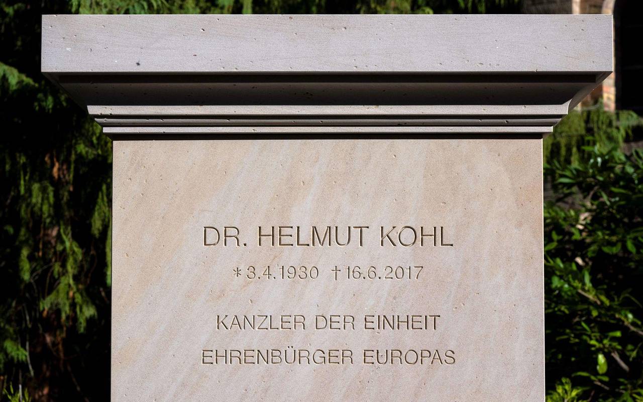 Grab von Helmut Kohl neu gestaltet