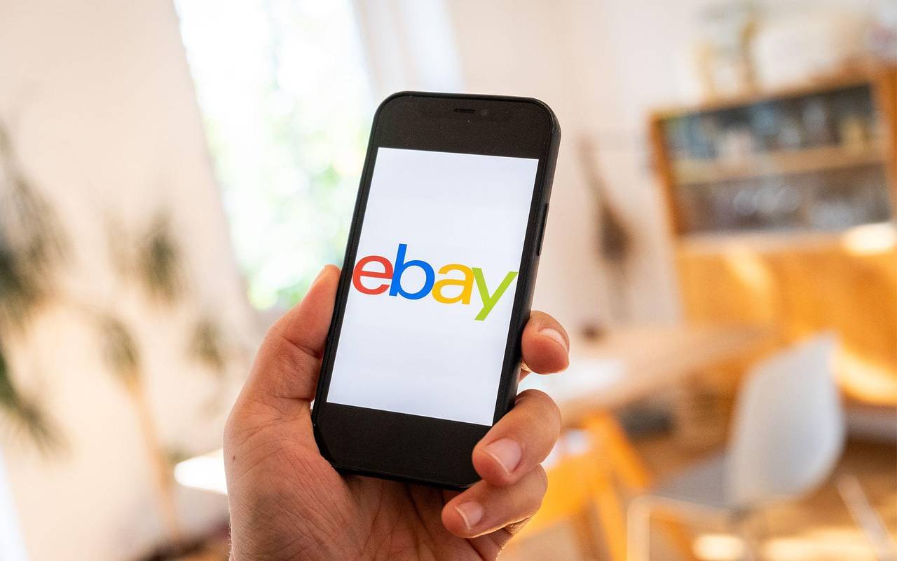 Ebay-Logo ist auf einem Smartphone zu sehen