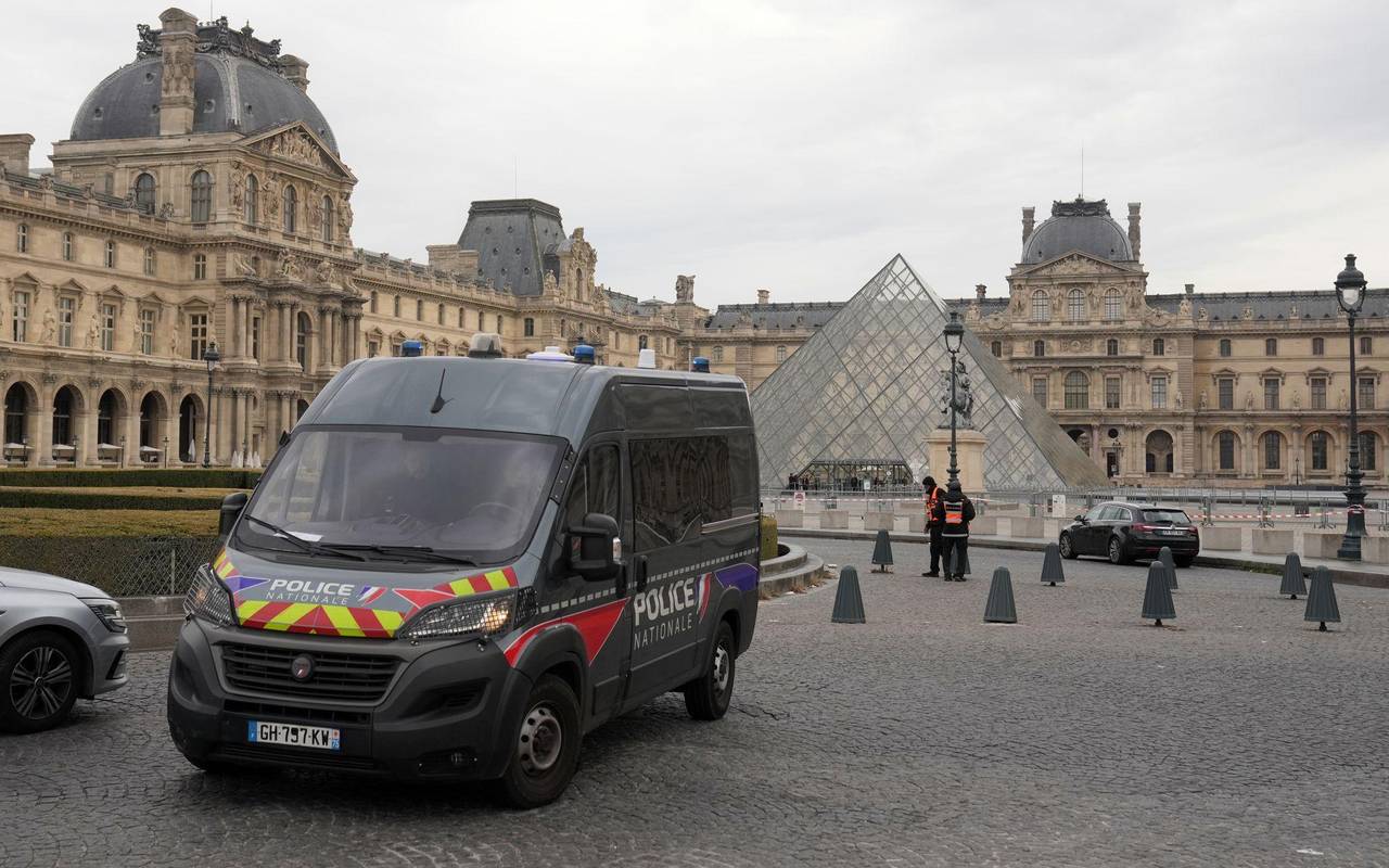 Raubüberfall auf Louvre in Paris