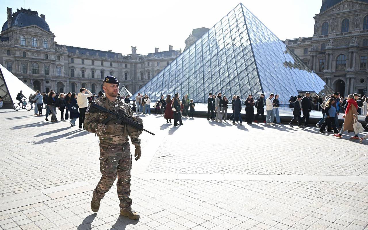 Nach Raubüberfall auf Louvre in Paris