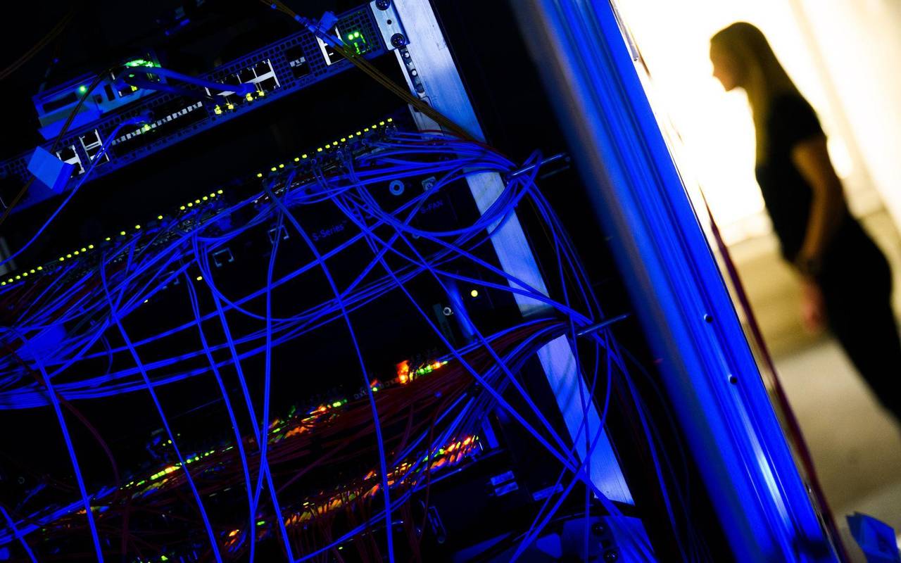 Ein Serverschrank mit blinkenden Lampen und Kabeln