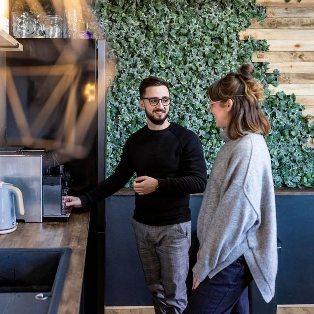 Kollegen unterhalten sich in der Kaffeeküche