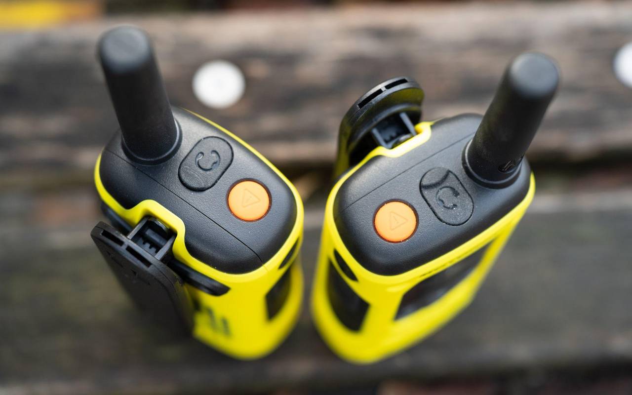 Zwei Walkie-Talkies auf Holzbrettern