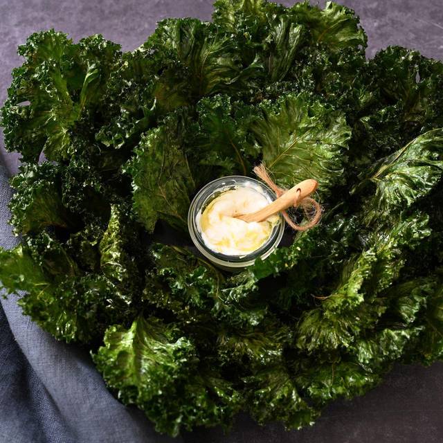 Grünkohlchips mit Zitronen-Joghurt-Dip