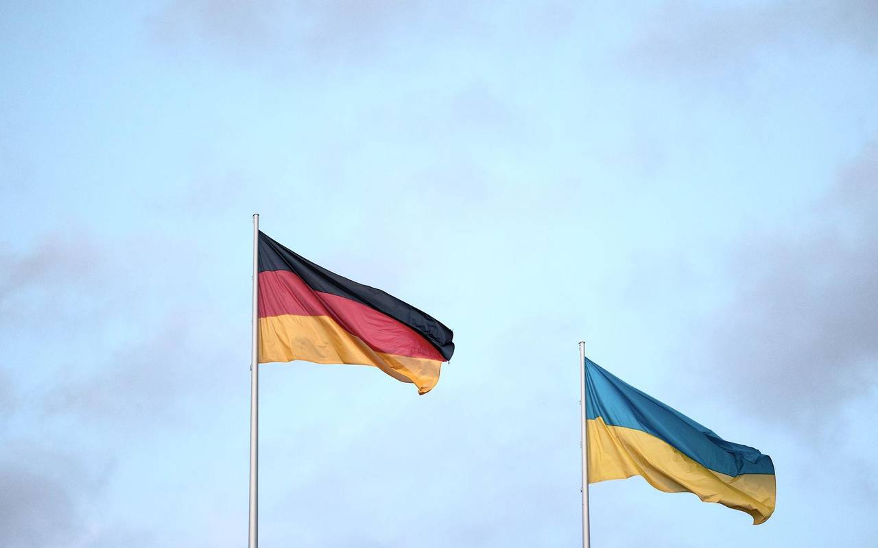 Deutsche und ukrainische Flagge