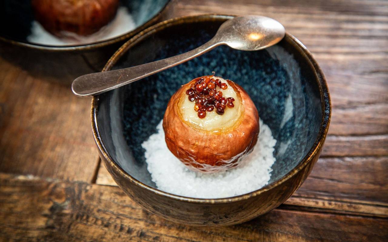 Gefüllte Zwiebel mit Linsen-Topping auf Meersalz