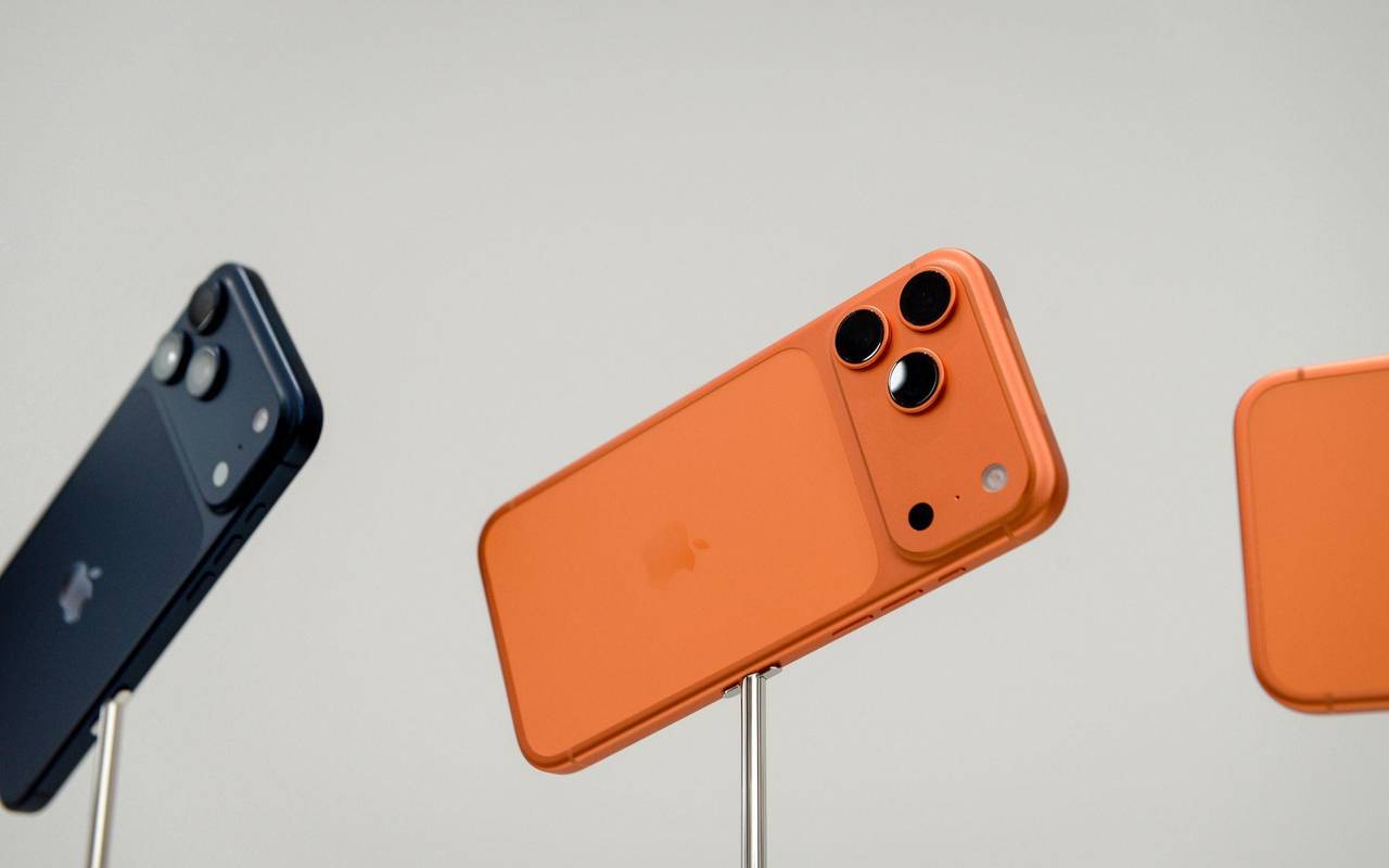 Apple iPhone Pro in den Farben Tiefblau und Cosmic Orange