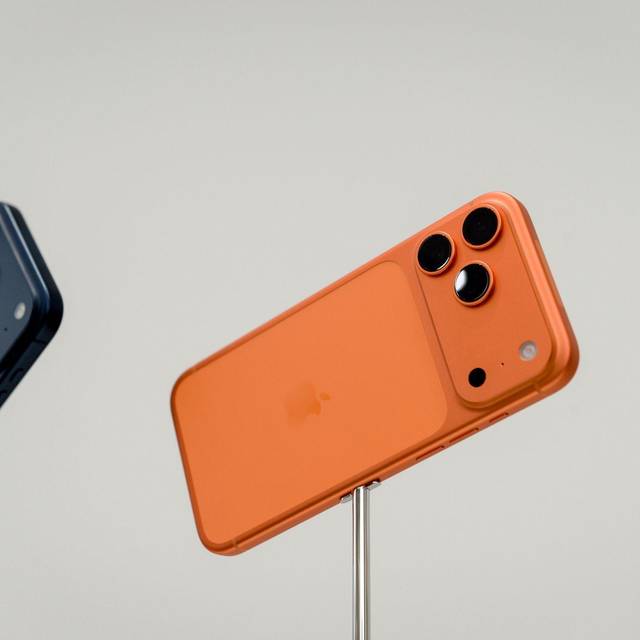 Apple iPhone Pro in den Farben Tiefblau und Cosmic Orange