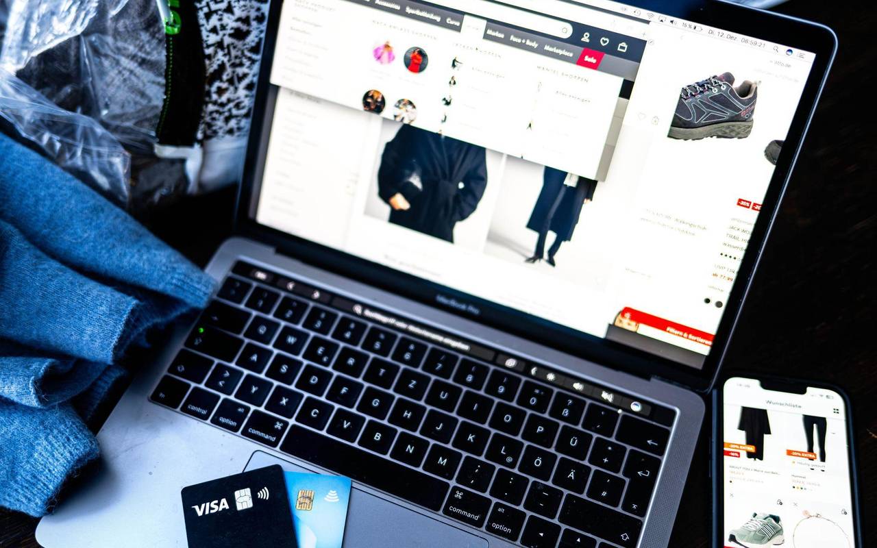 Verschiedene Online-Shops sind auf einem Laptop geöffnet