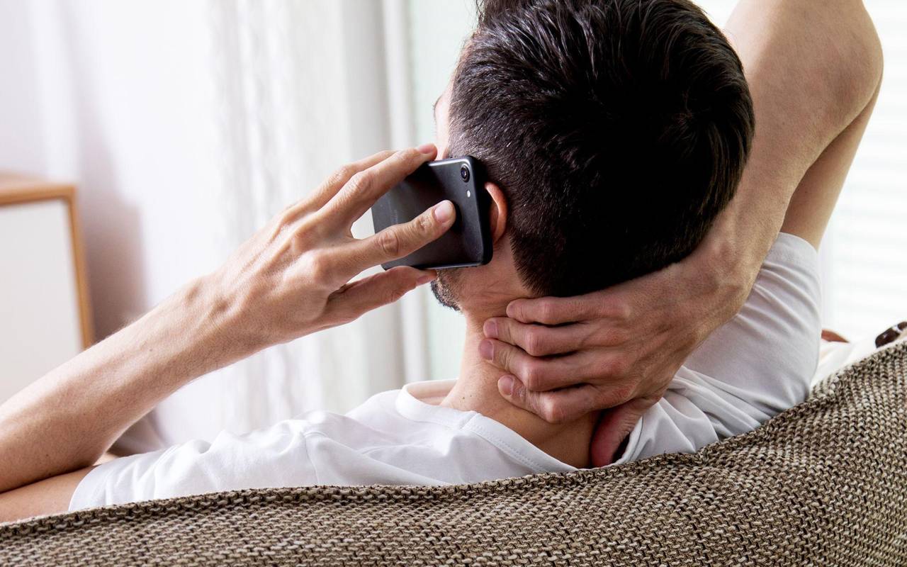 Ein Mann telefoniert