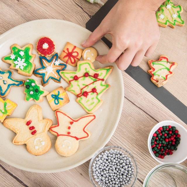 Verzierte Plätzchen leigen auf einem Teller