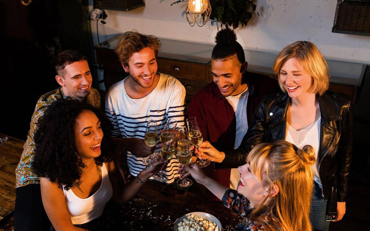 Freunde stoßen mit Sekt an