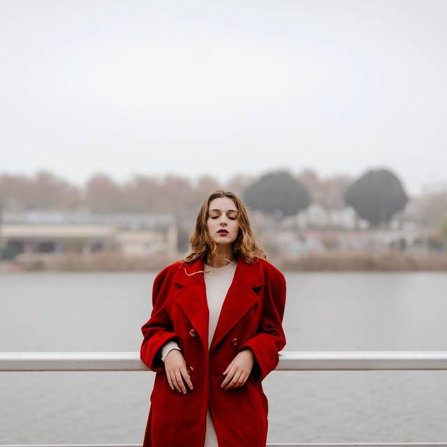 Porträt einer jungen Frau mit rotem Mantel