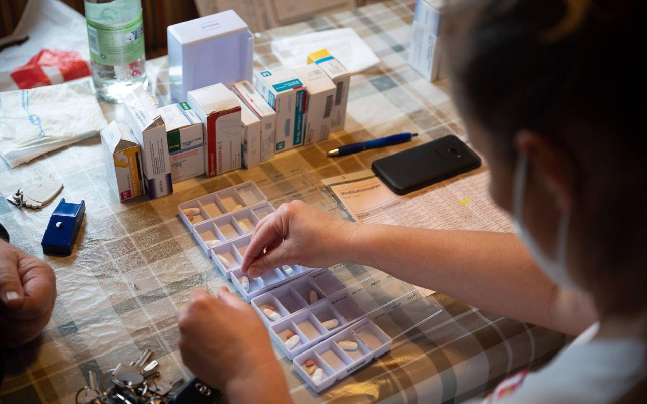 Ambulante Pflegefachkraft sortiert Medikamente