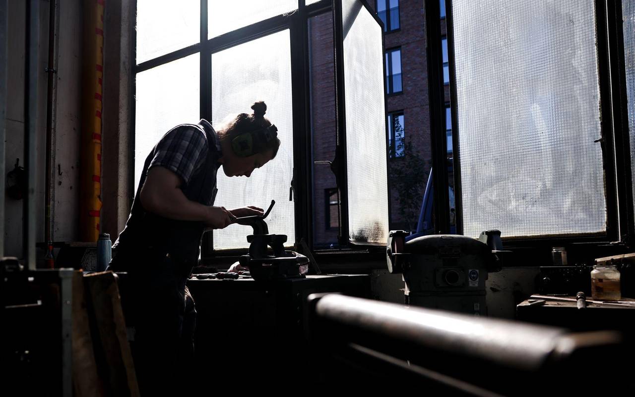 Ein Kunstschmied arbeitet in einer Werkstatt