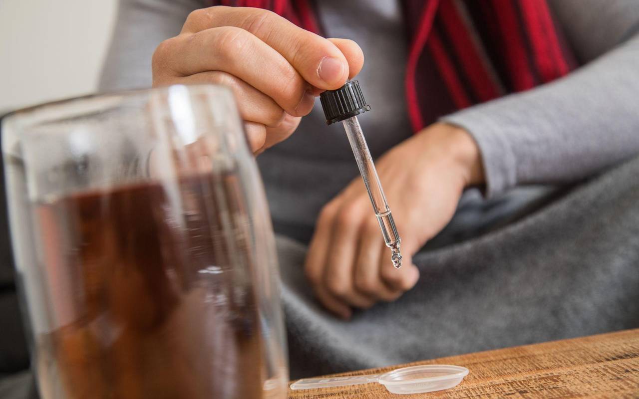 Mann nimmt ein Nahrungsergänzungsmittel