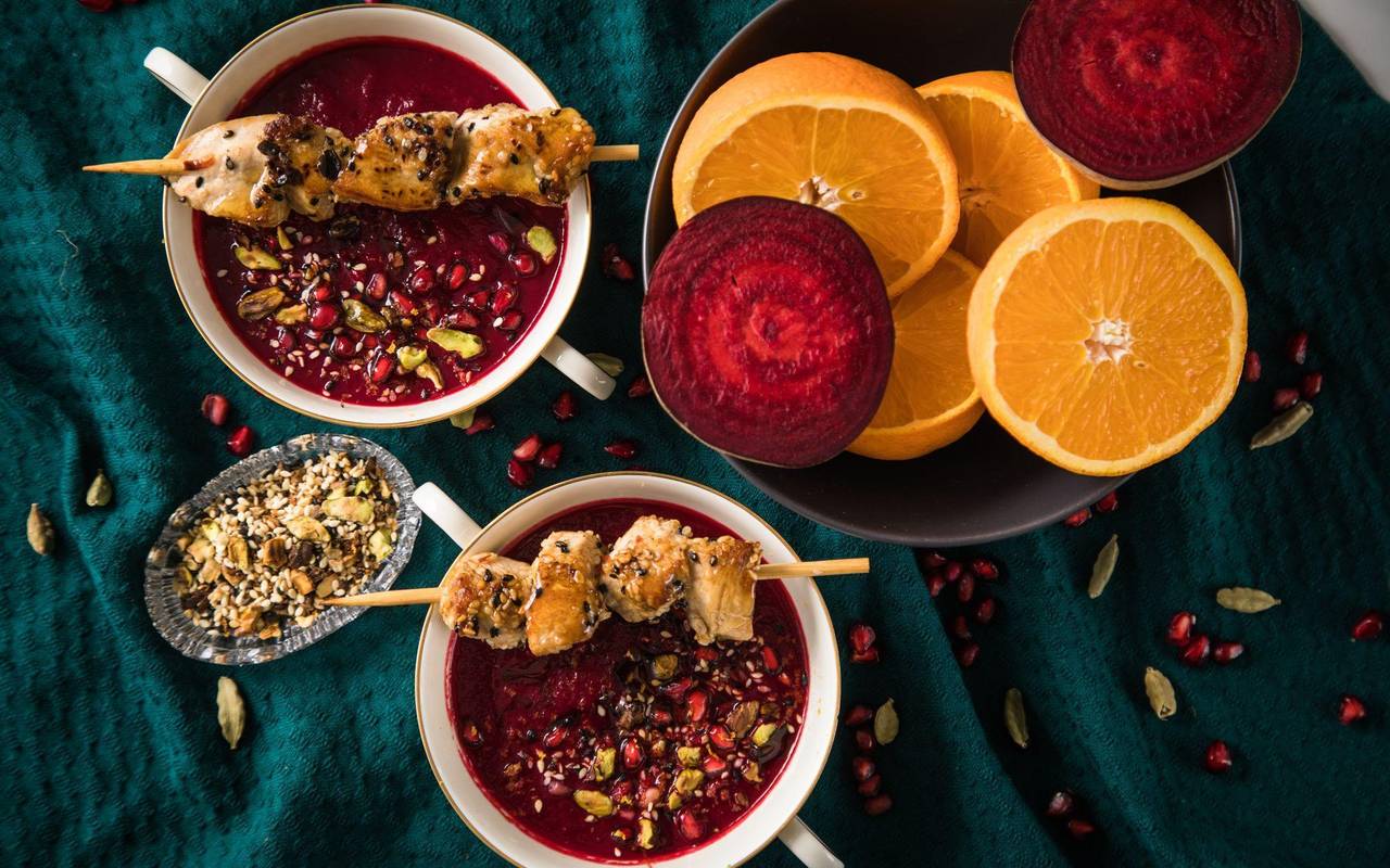 Rote-Bete-Suppe mit Orangen und Hähnchen-Sesam-Spießen