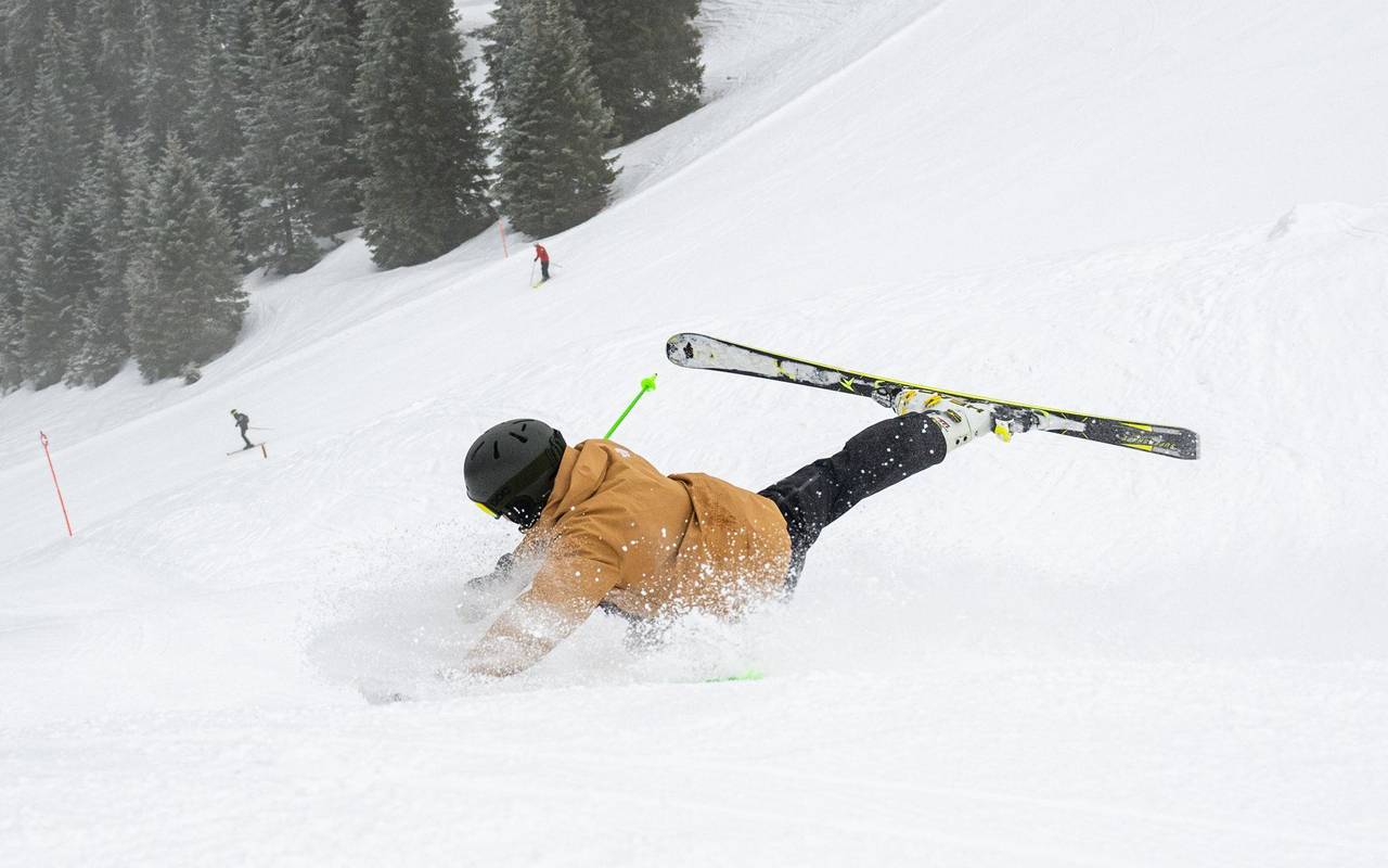 Skifahrer stürzt beim fahren